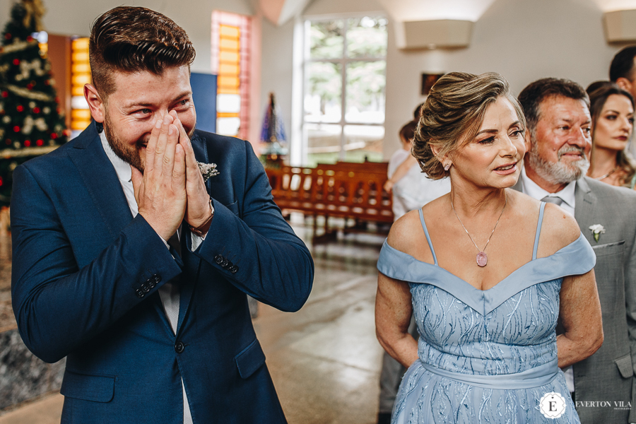 reação do noivo ao ver sua noiva entrando na igreja