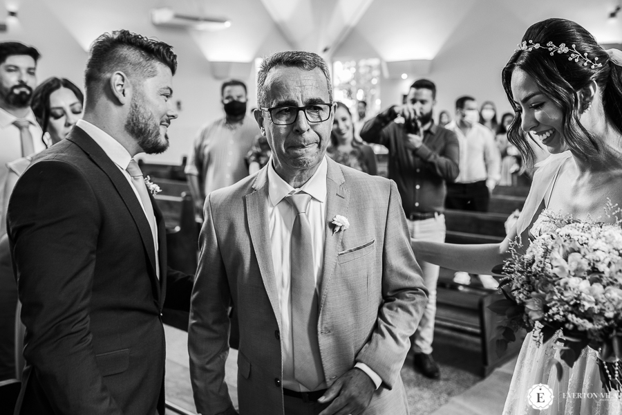 pai da noiva emocionado ao deixar sua filha no altar