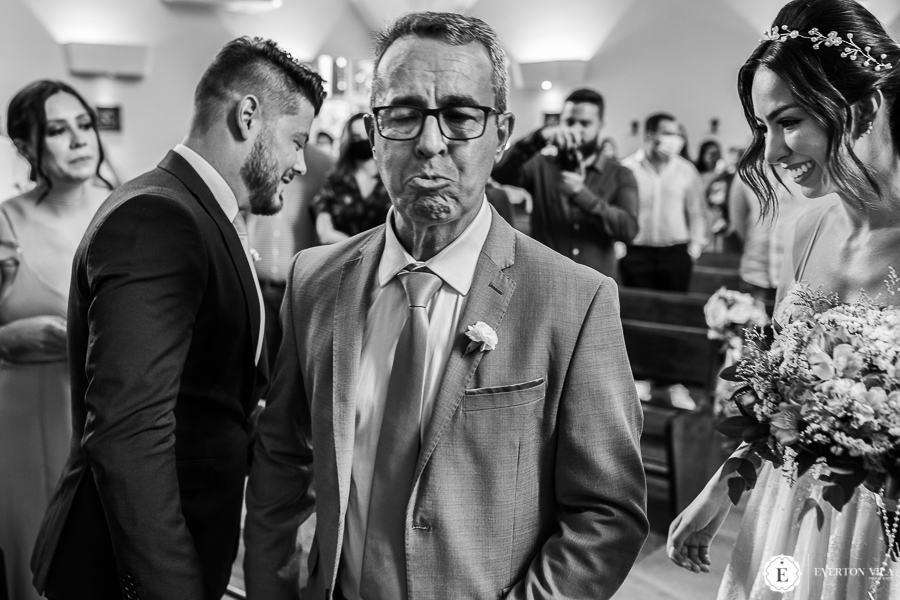 reação divertida do pai da noiva ao deixá-la no altar