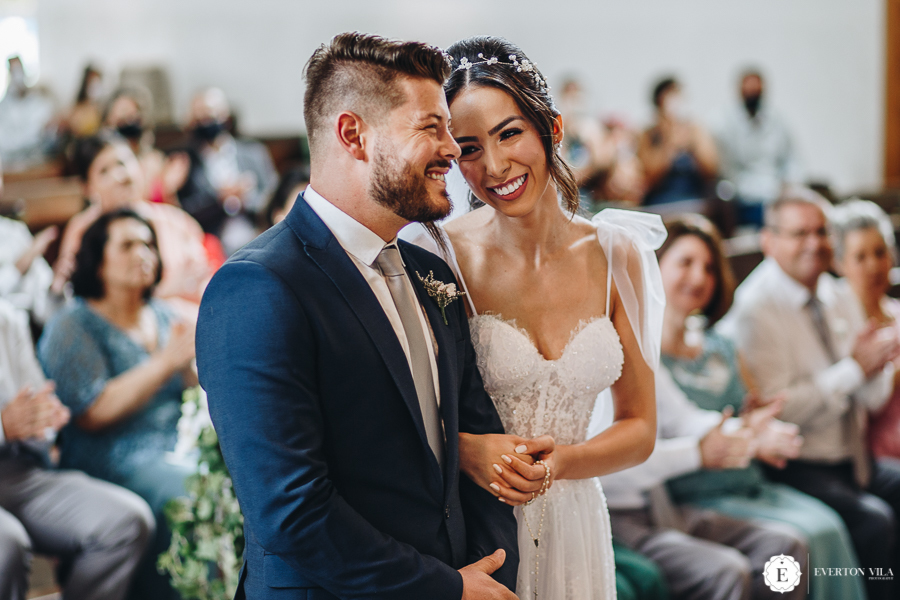 noivos felizes em altar da igreja de são tomé