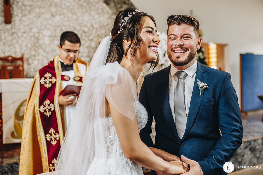 noivos felizes à espera das alianças em casamento na igreja