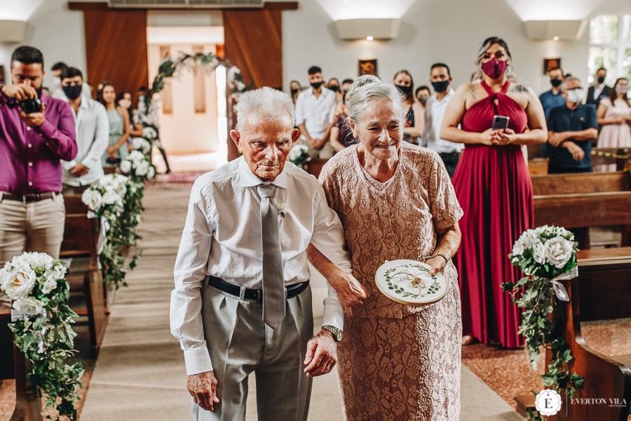 entrada de avós com aliança em casamento na igreja