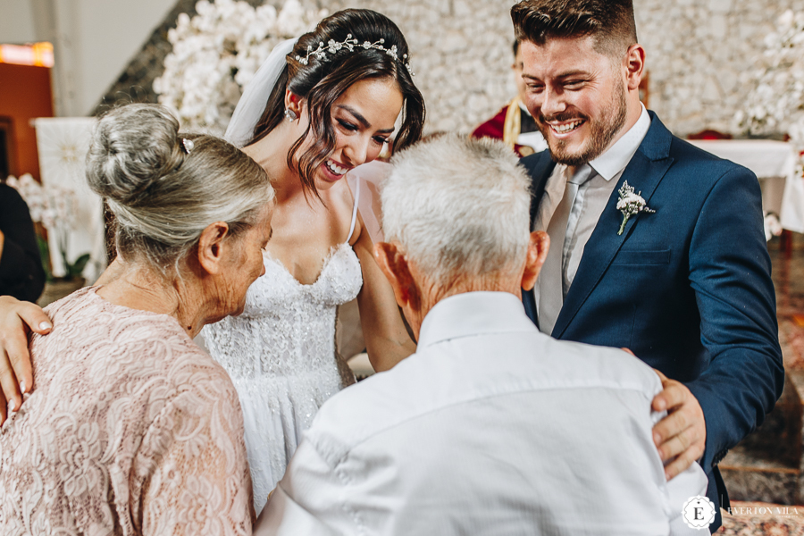 avós entregando as alianças para os noivos