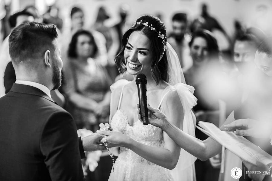 noiva colocando aliança na mão de seu noivo