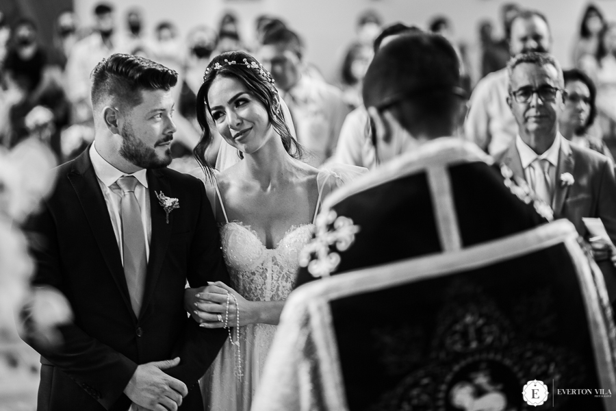 noiva abraçada com seu noivo em casamento clássico