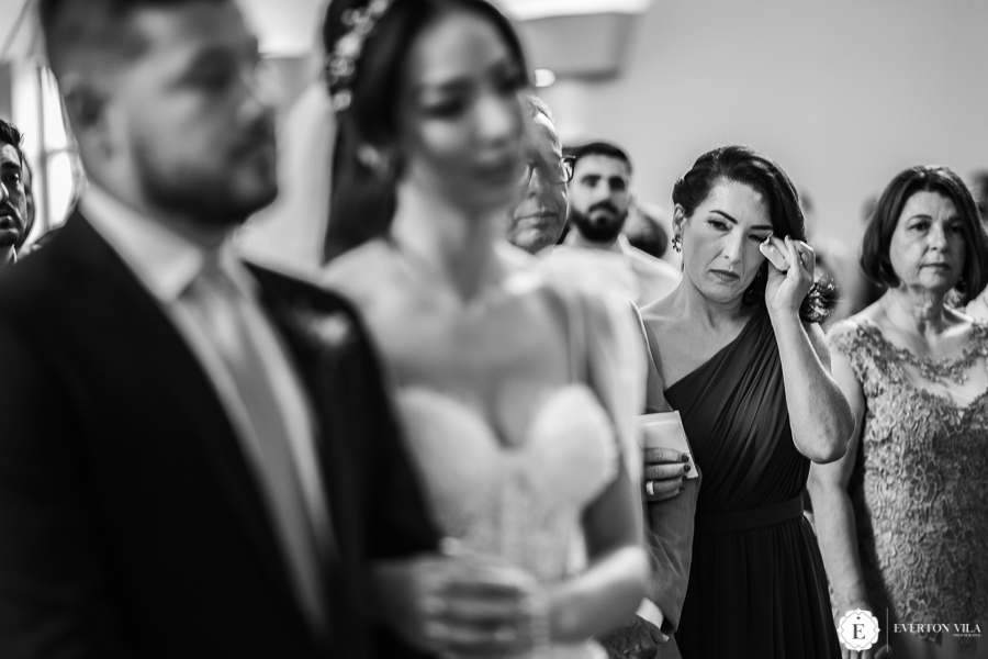 mão da noiva emocionada em casamento na igreja