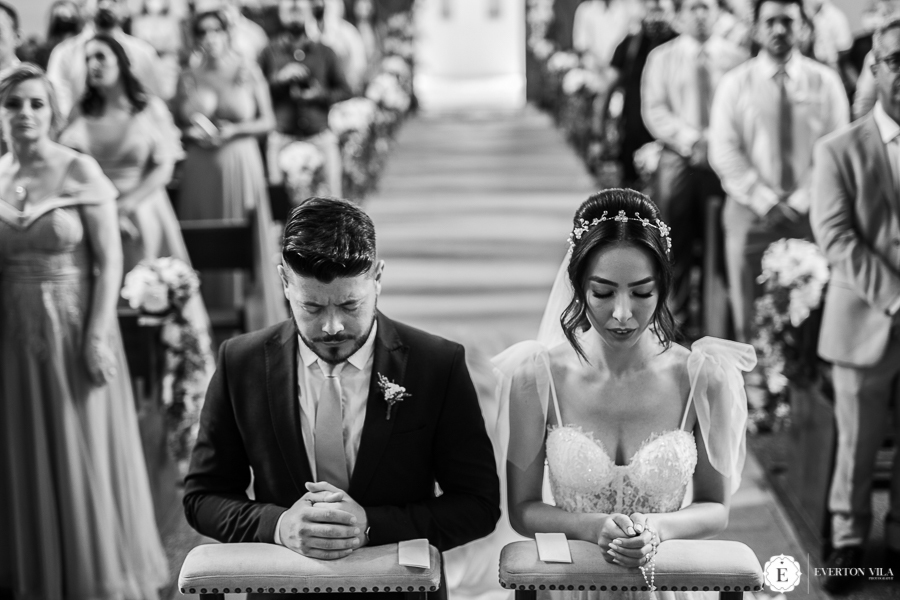 noivos em momento de oração em casamento na igreja