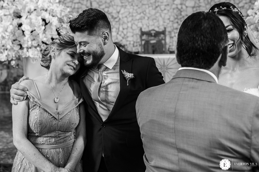 noivo abraçado com sua mãe em casamento na igreja