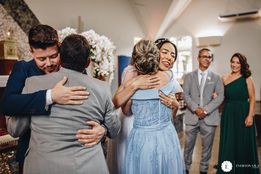 noivos cumprimentando seu pais em casamento na igreja