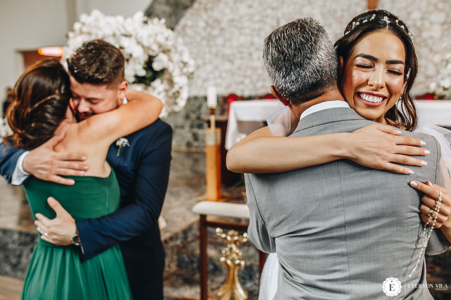 noivos cumprimentando seu pais em casamento na igreja