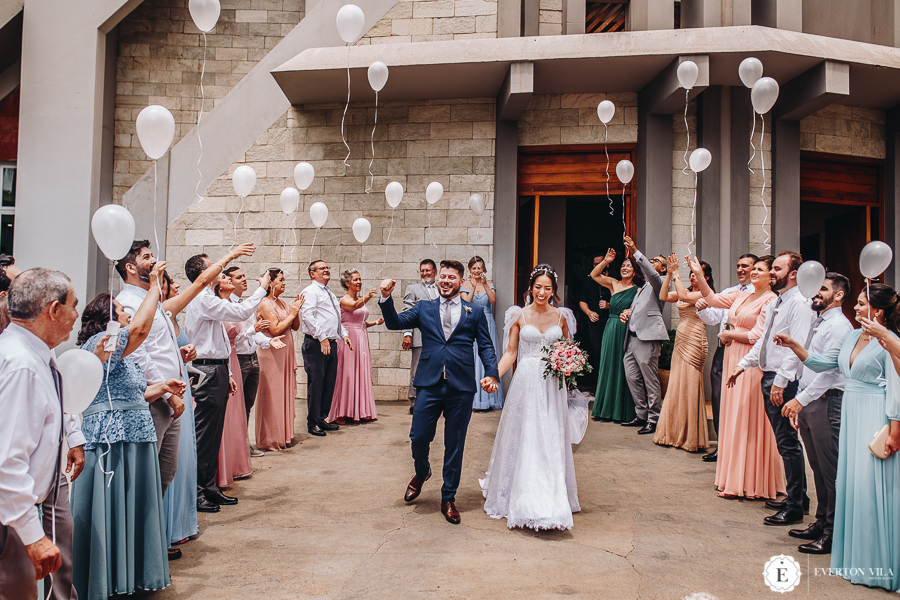 saída dos noivos com balões brancos em igreja de são tomé