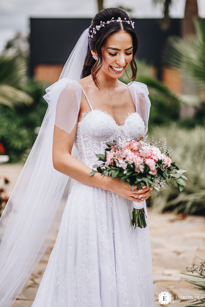 noiva segurando buquê com flores rosas