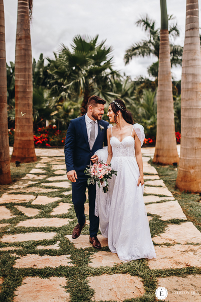 recém casados em fotos pós cerimônia