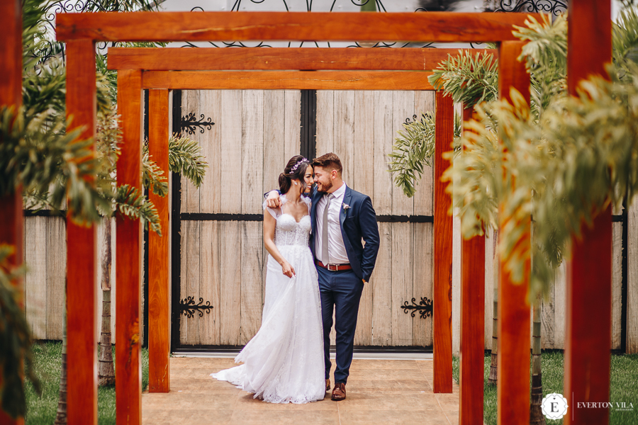 noiva segurando seu vestido e caminhando junto com seu noivo em fotos pós cerimônia