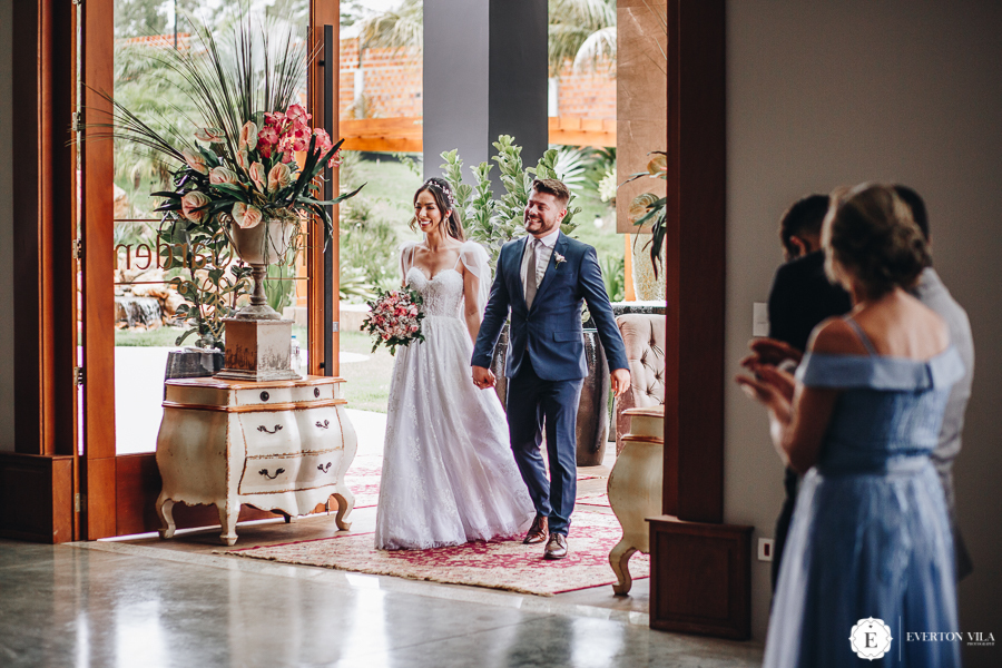 entrada divertida de noivos em chácara real garden