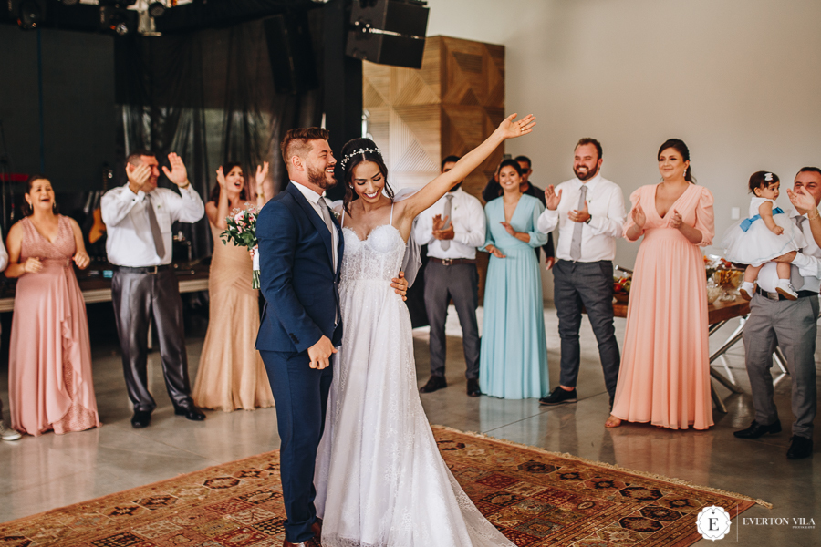 recém casados felizes junto com seus padrinhos