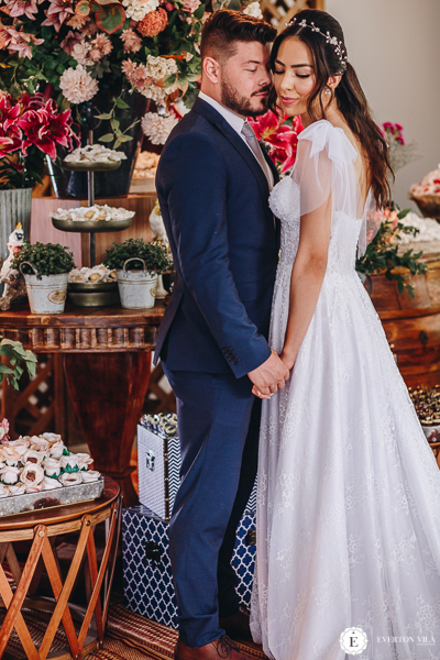 lindo casal em decoração boho chic para casamento de dia
