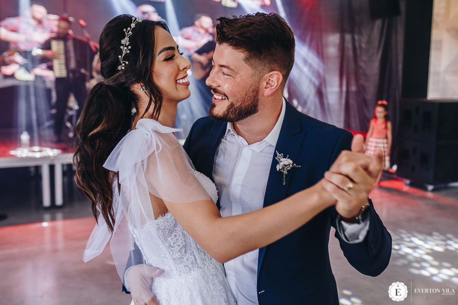 noivos dançando em seu casamento na chácara real garden