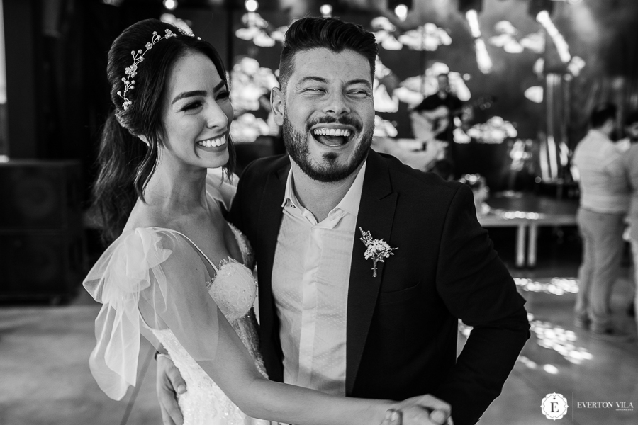 noivos dançando em seu casamento na chácara real garden