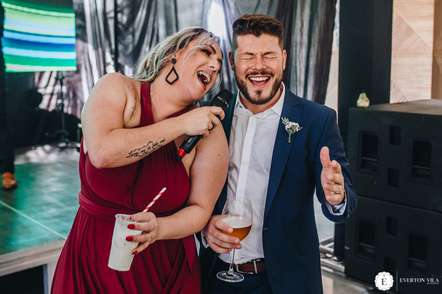 noivo se divertindo em festa de seu casamento