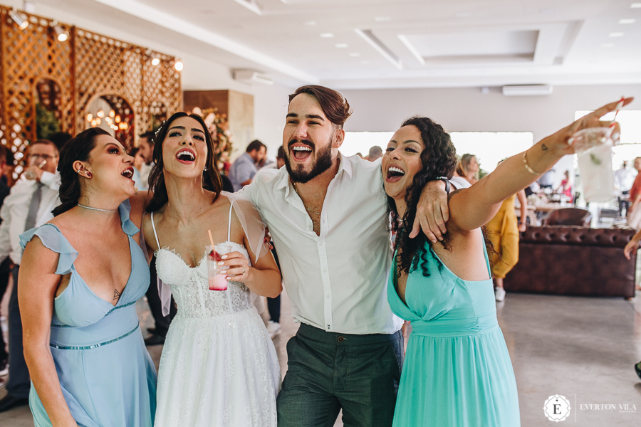 noiva se divertindo com seus convidados em seu casamento