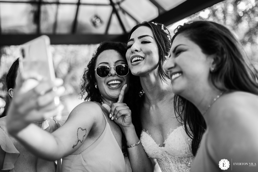 noiva se divertindo com seus convidados em seu casamento de dia