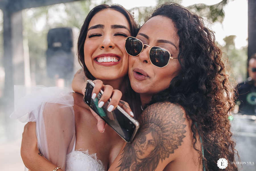 noiva se divertindo com seus convidados em seu casamento de dia