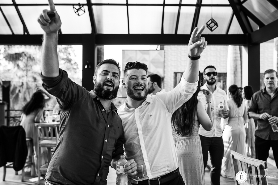 noivo se divertindo com seus convidados em seu casamento de dia