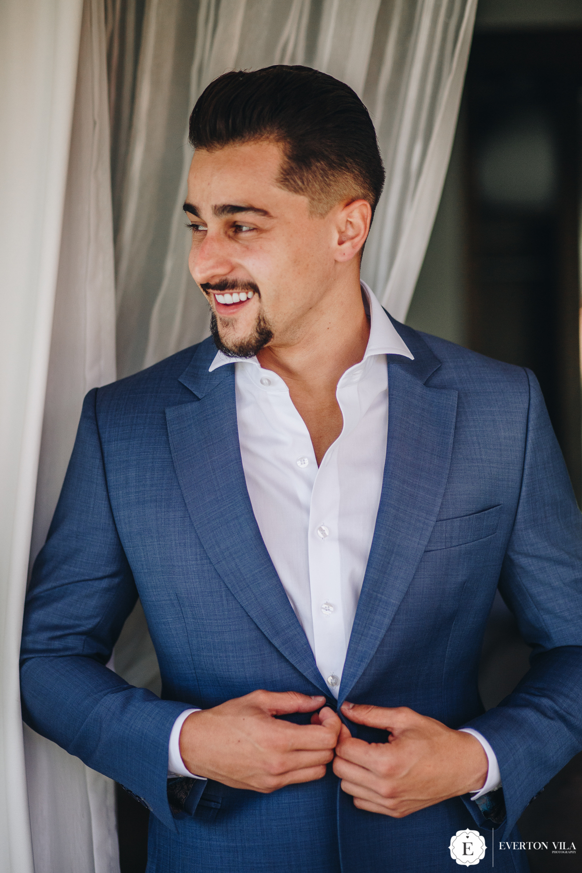 Noivo nos últimos ajustes para o momento da Cerimônia 