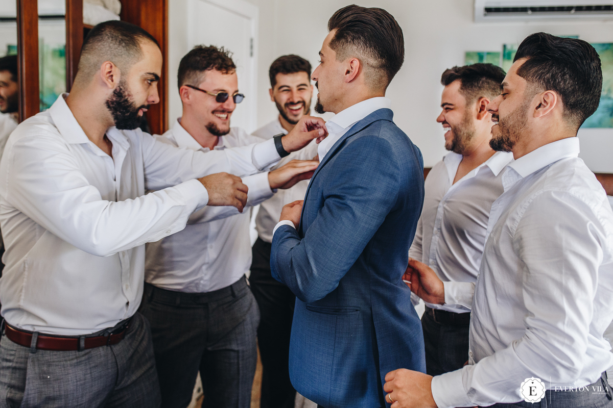 Making Off -  Noivo com Terno Azul e Padrinho com Camisa Branca 