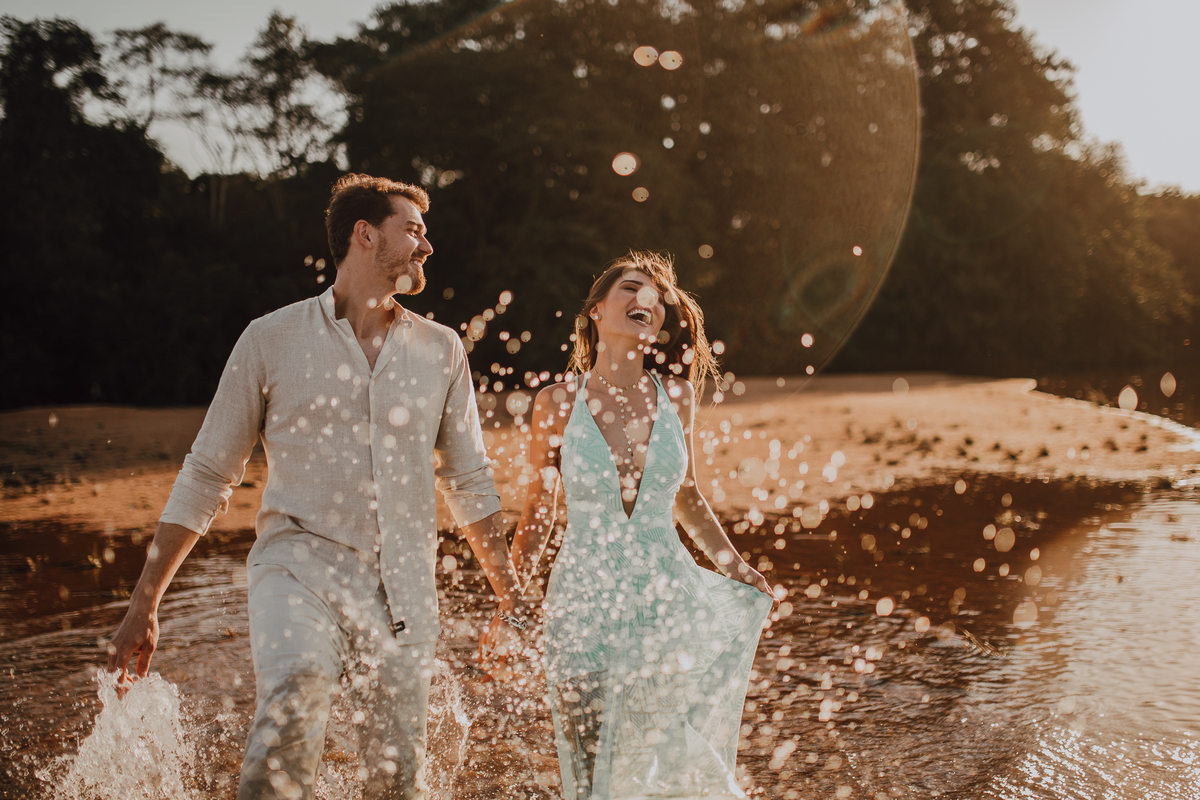 Casal correndo na Areia em Prainha Local
