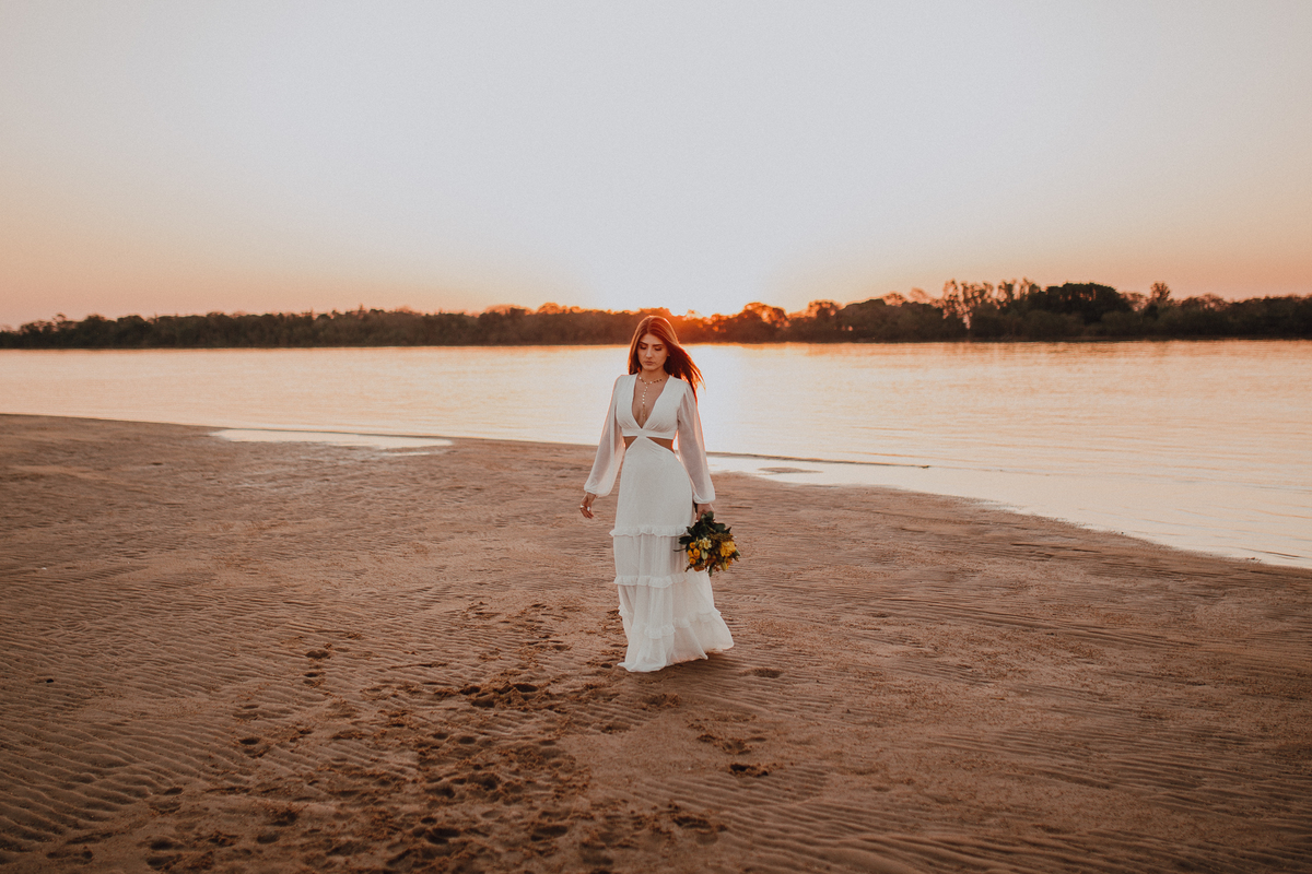 Nova com lindo vestido branco com recortes laterais