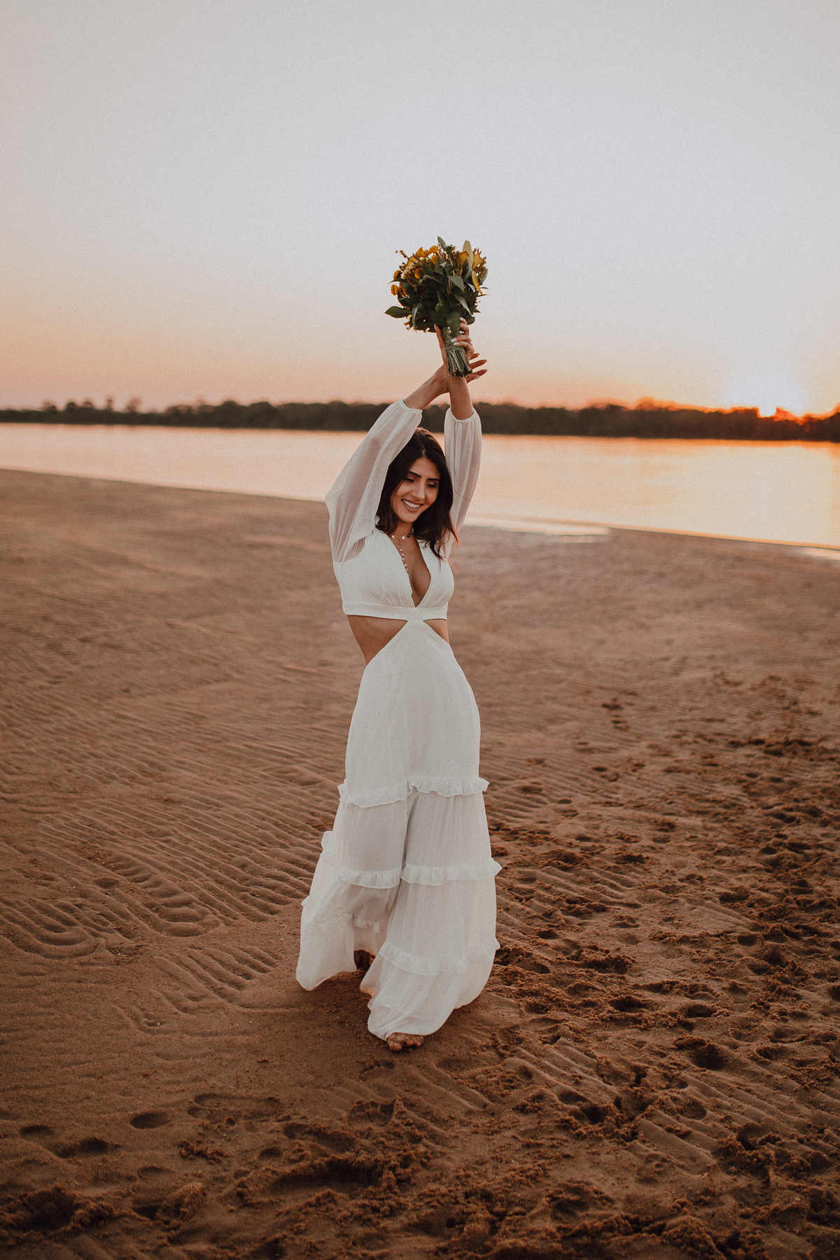Nova com lindo vestido branco com recortes laterais