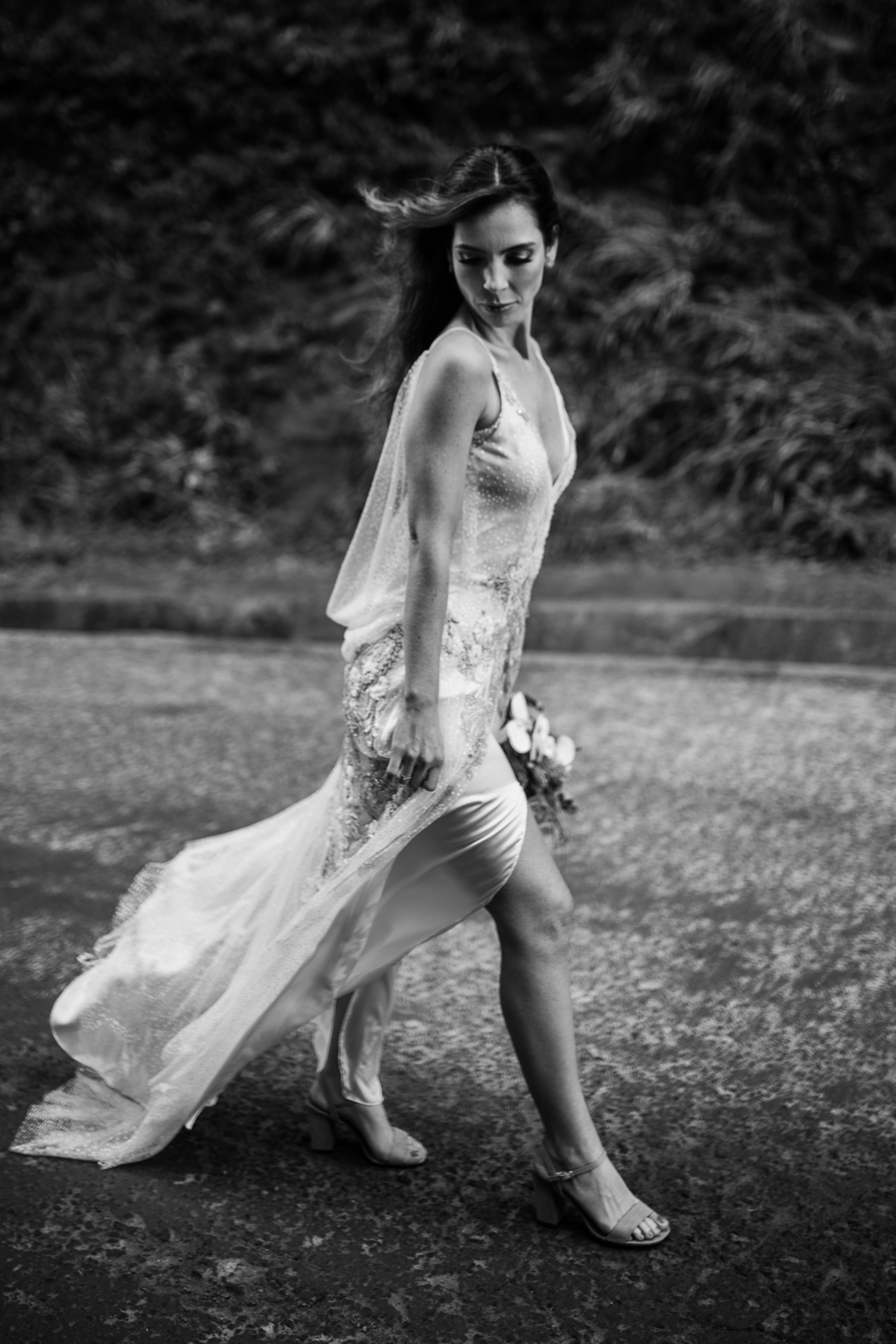 noiva linda com vestido bordado em ensaio pré wedding 