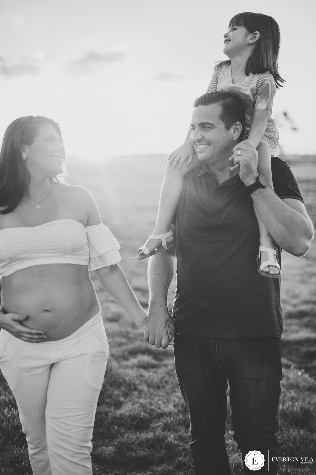 linda família em ensaio no campo