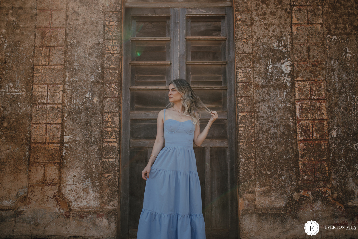 Noiva em ensaio Pré Wedding com vestido azul 