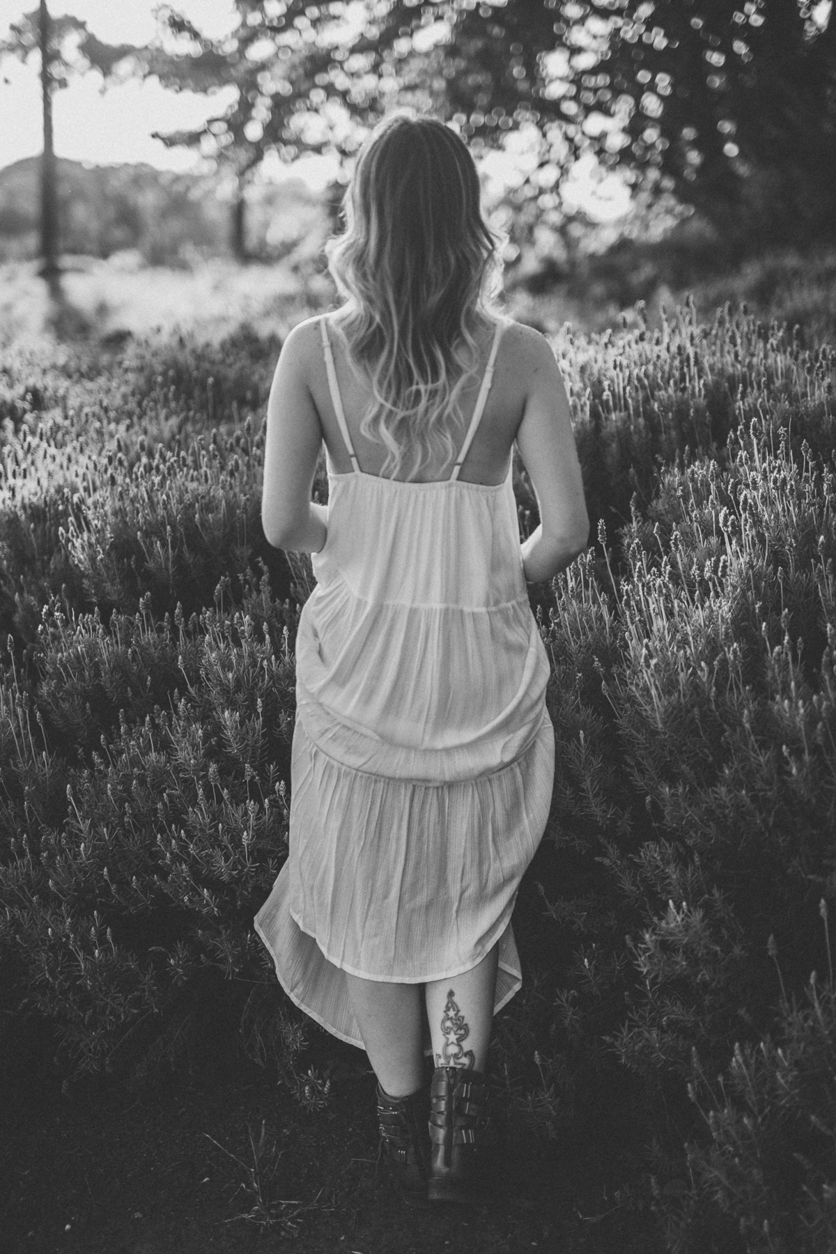 Inspiração de vestido fluido para ensaio no campo