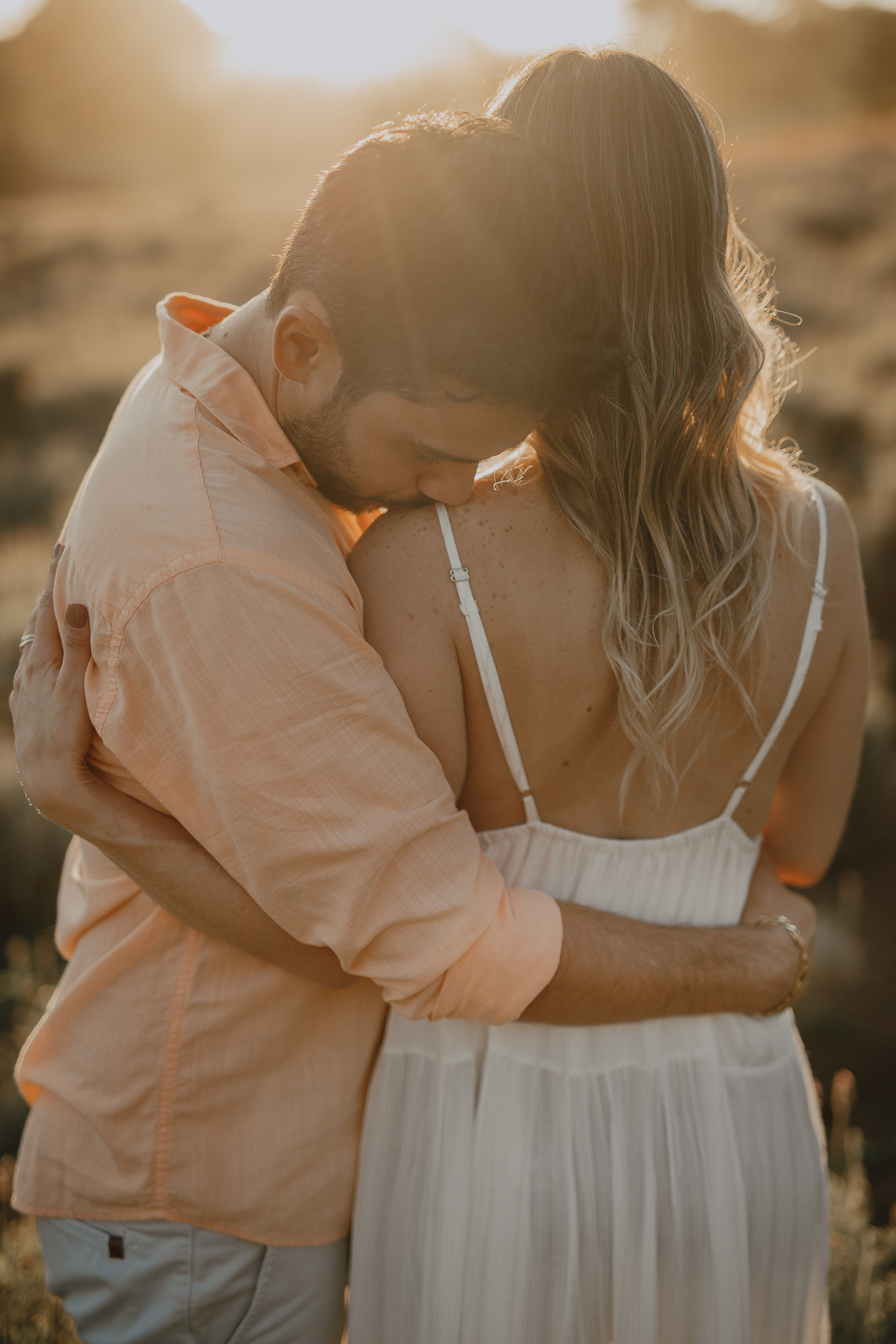 Inspiração de ensaio casal no campo no por do sol