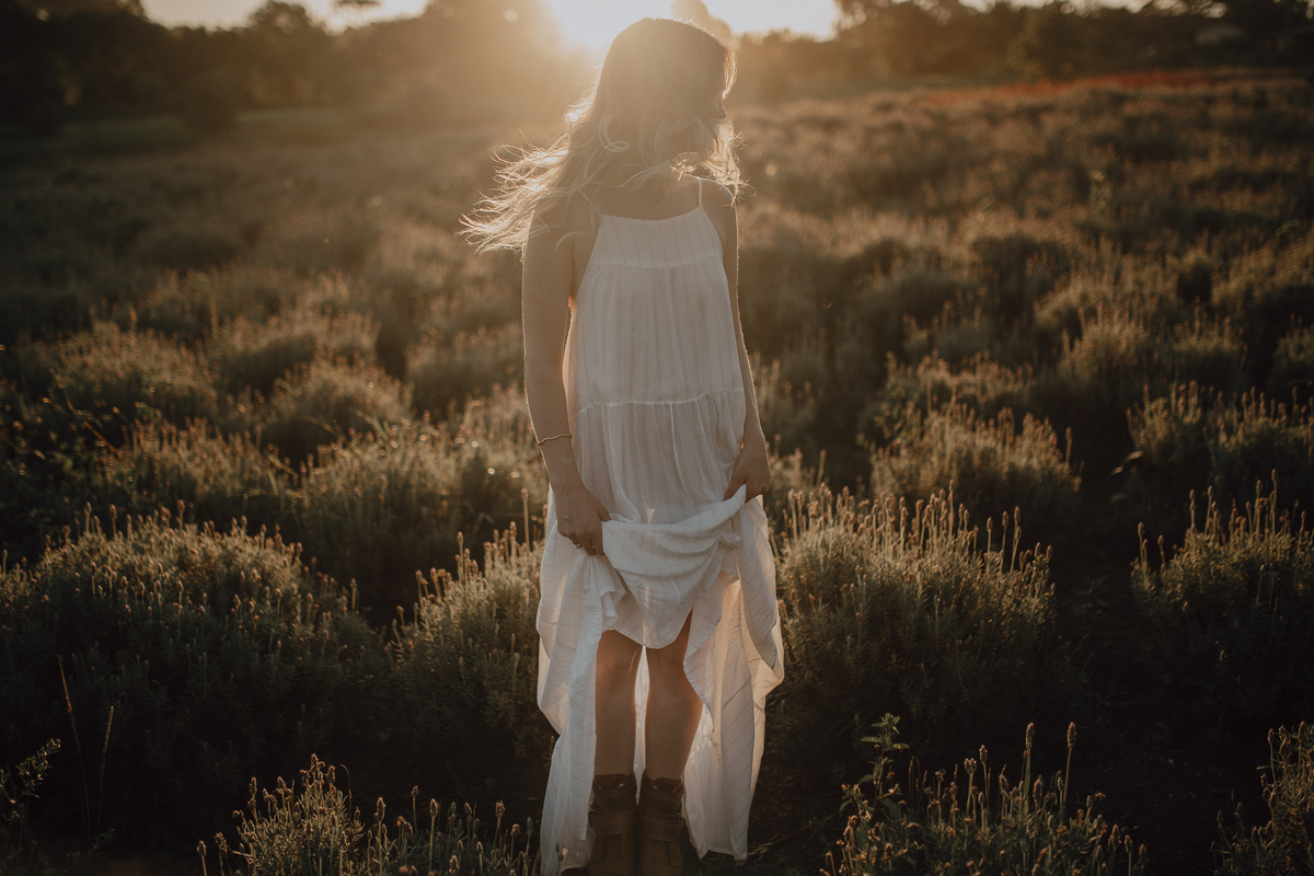 Vestido branco leve para ensaio pré wedding no campo