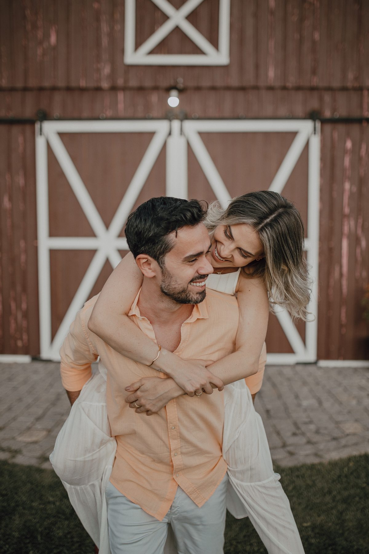 Inspiração de ensaio casal em frente ao celeiro