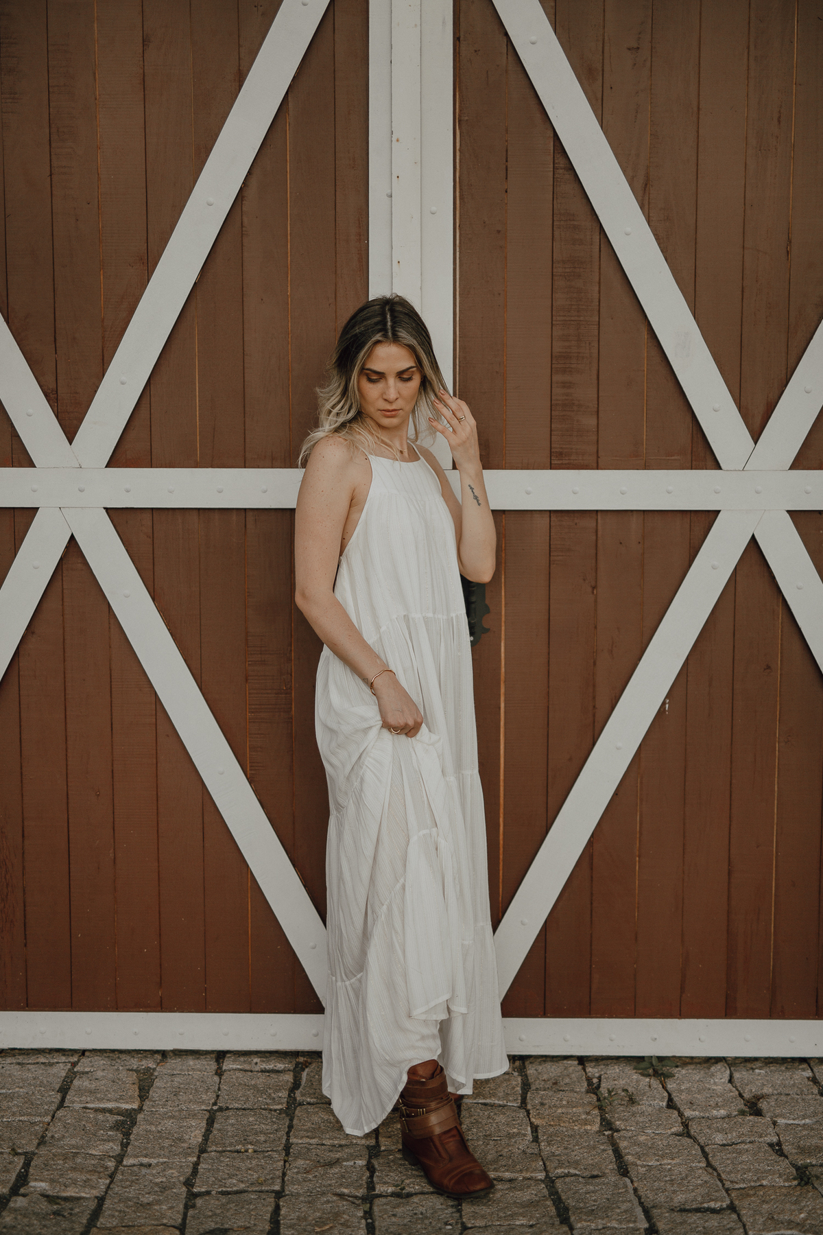 Inspiração foto feminina ao ar livre em frente ao celeiro 