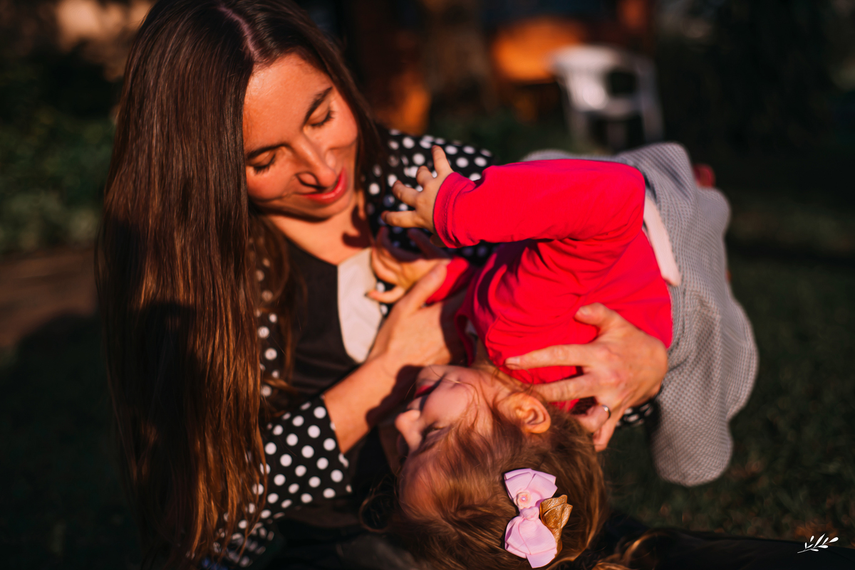 ensaio em casa; ensaio família; mãe e filhas; ensaio irmãs; amamentação; agosto dourado; amamentação em tandem.