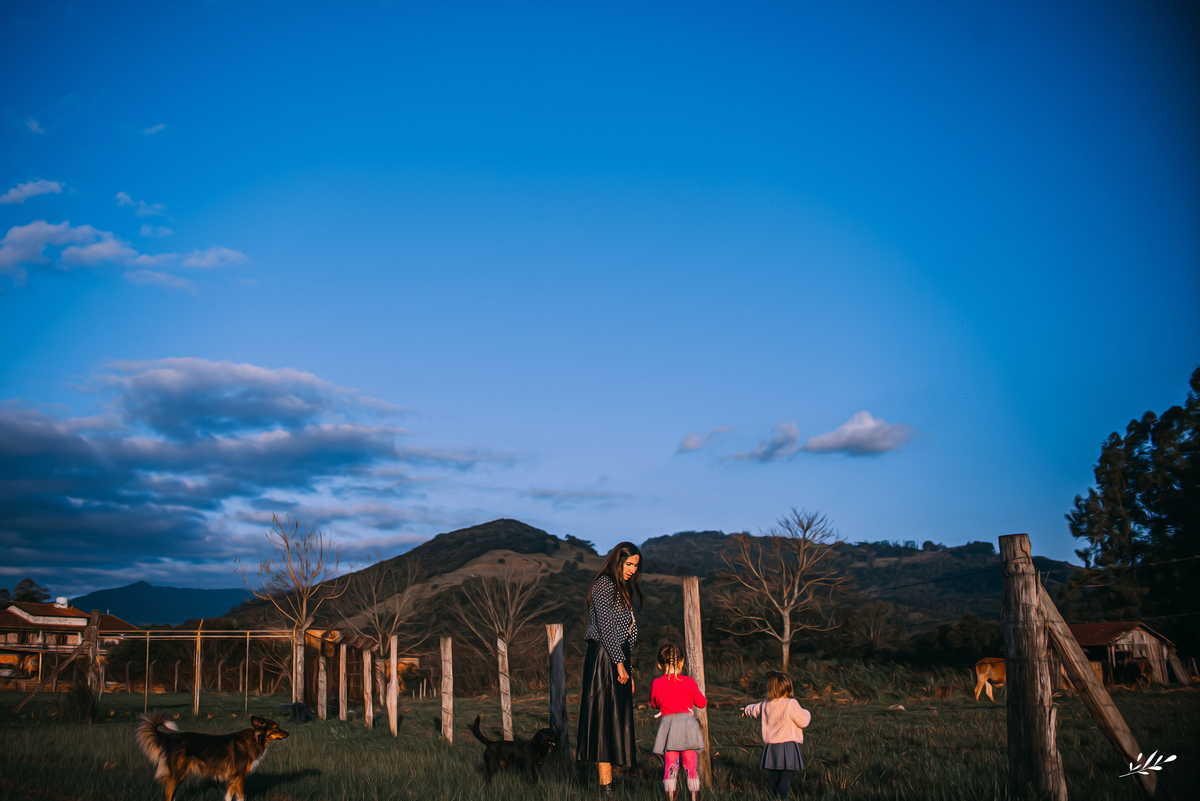 ensaio em casa; ensaio família; mãe e filhas; ensaio irmãs; amamentação; agosto dourado; amamentação em tandem.