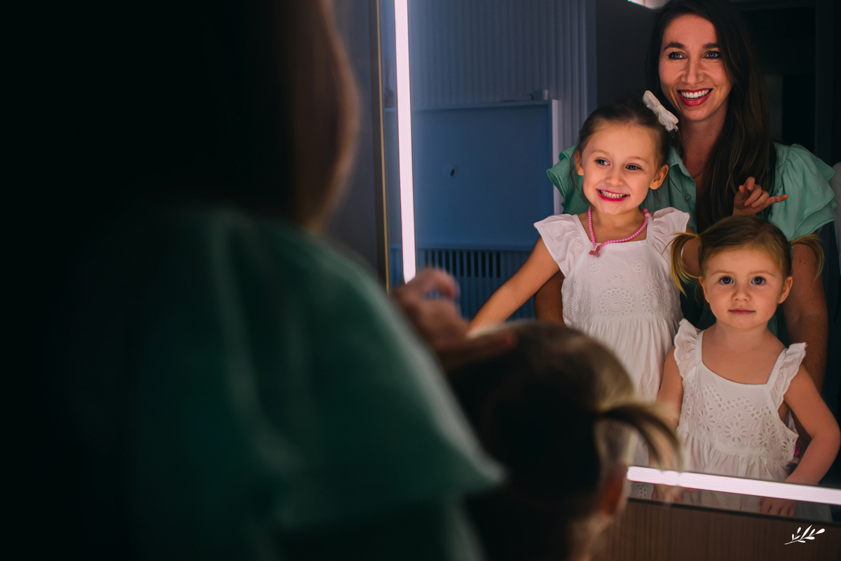 ensaio família; ensaio em casa; pais de meninas; amamentação em tandem.