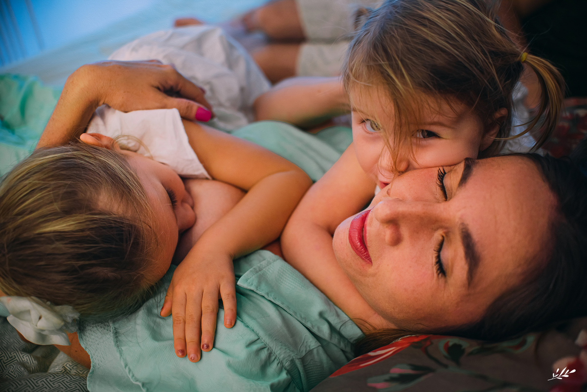 ensaio família; ensaio em casa; pais de meninas; amamentação em tandem.