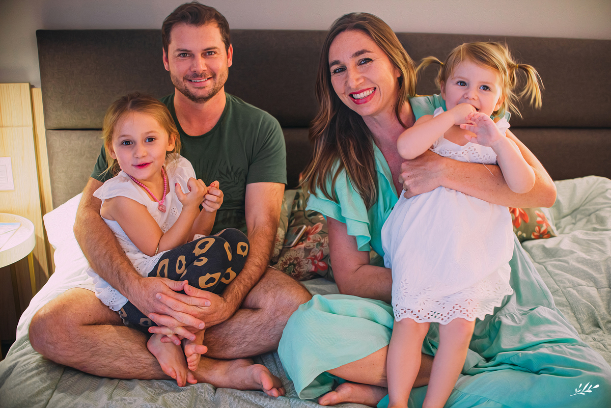 ensaio família; ensaio em casa; pais de meninas; amamentação em tandem.