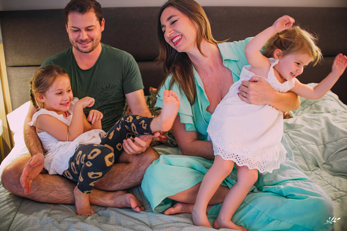 ensaio família; ensaio em casa; pais de meninas; amamentação em tandem.