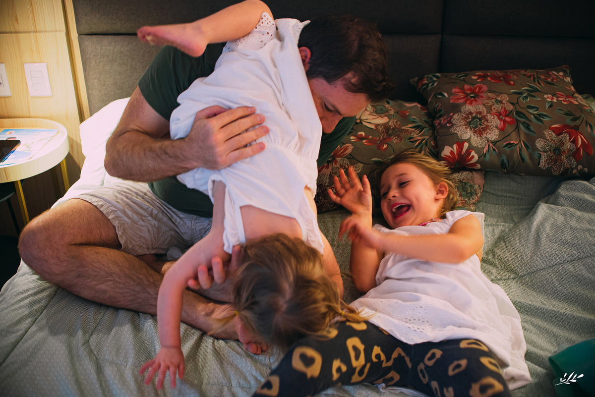 ensaio família; ensaio em casa; pais de meninas; amamentação em tandem.