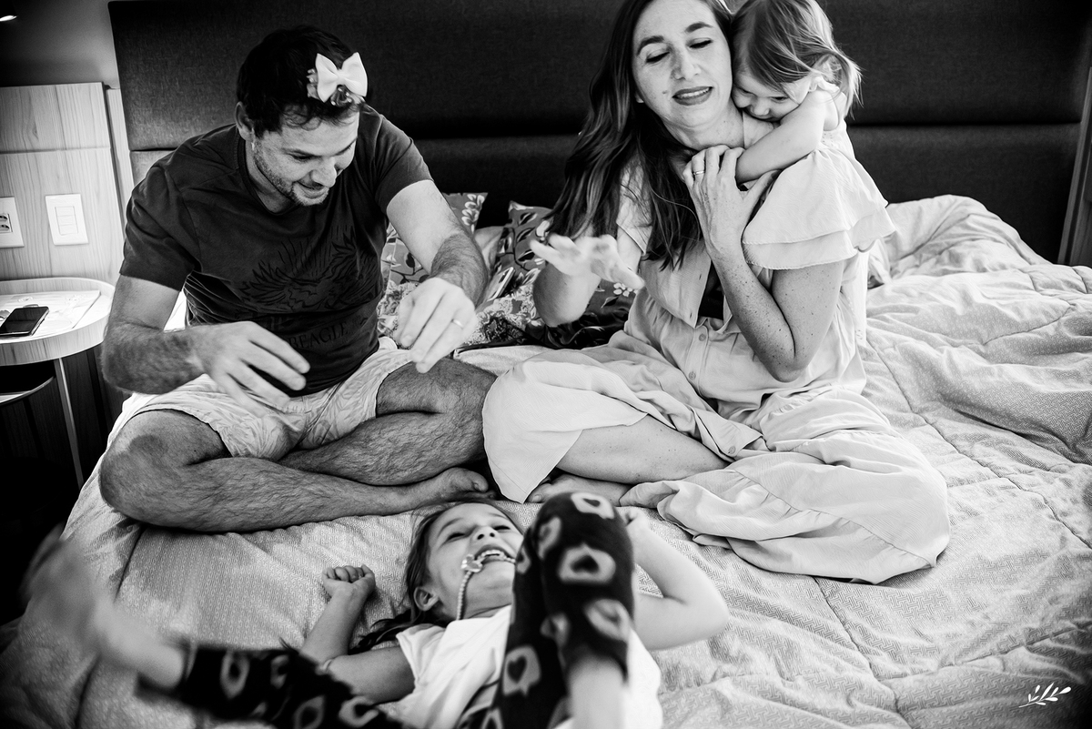 ensaio família; ensaio em casa; pais de meninas; amamentação em tandem.