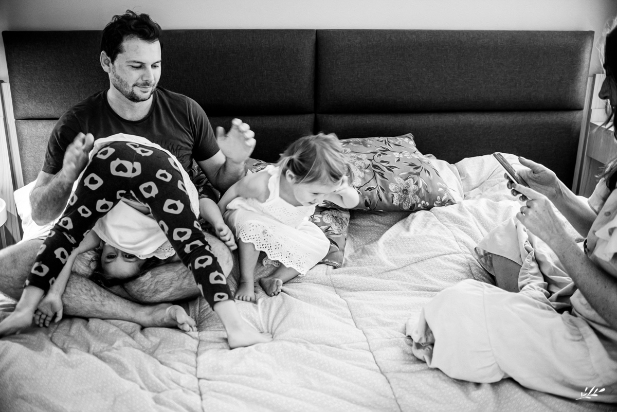 ensaio família; ensaio em casa; pais de meninas; amamentação em tandem.